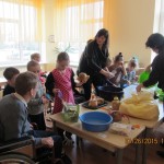 „Ąžuoliukų“ grupės vaikai gamina draugą Elyziuką