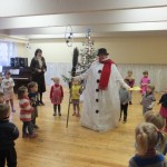 Su vaikais sveikinasi Sniego senis besmegenis (priešmokyklinio ugdymo pedagogė Rita)