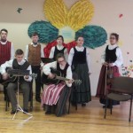 Kretingos rajono Kultūros centro jaunimo folklorinis ansamblis „Kitep“ kartu su savo vadove Vitalija Valeikiene