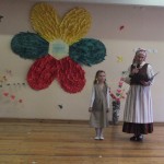 Šventinio renginio „Mes – Lietuvos vaikai!“ vedėja Modesta ir skaitovė Evelina, kuri pasirengusi padeklamuoti J. Ulinskienės eilėraštį „Mylima šalelė“. 