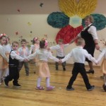 „Šokinėkit, berniukai, šokinėkit mergaitės“ – linksmą lietuvių liaudies šokį šoka vaikai iš grupių „Eglaitės“ ir „Uosiukai“.