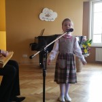 Dainuoja Monika Gasparavičiūtė, akomponuoja mokytoja Valdonė Juozapavičienė.