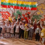 Visi dalyviai dainuoja dainą Lietuvai