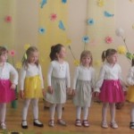 Mergaičių ansamblis dainavo dainelę apie lietutį