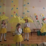 Grupės „Eglaitės“ mergaičių šokis su skėčiais