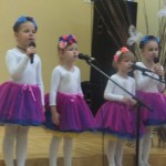 Augustė, Medeinė, Miglė ir Kamilė dainuoja apie lietutį