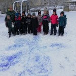 Neužmirštuoles ant sniego taip pat kuria grupės „Berželiai“ vaikai. 