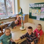 Grupės „Uosiukai“ vaikai kuria Televizijos bokštą
