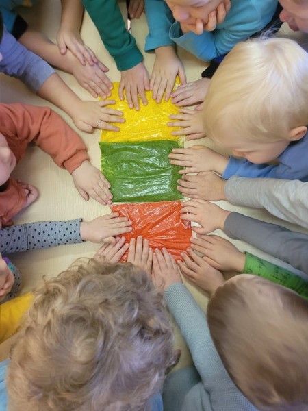 Grupės „Eglaitės“ vaikų sukurta trispalvė