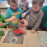 Grupės „Eglaitės“ vaikai kurią trispalvę iš ryžių