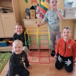 Grupės „Eglaitės“ vaikai sukonstravo trispalvę pilį. 