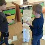 Kitas iššūkis vaikams: kaip pastatyti bokštą, aukštesnį už save.